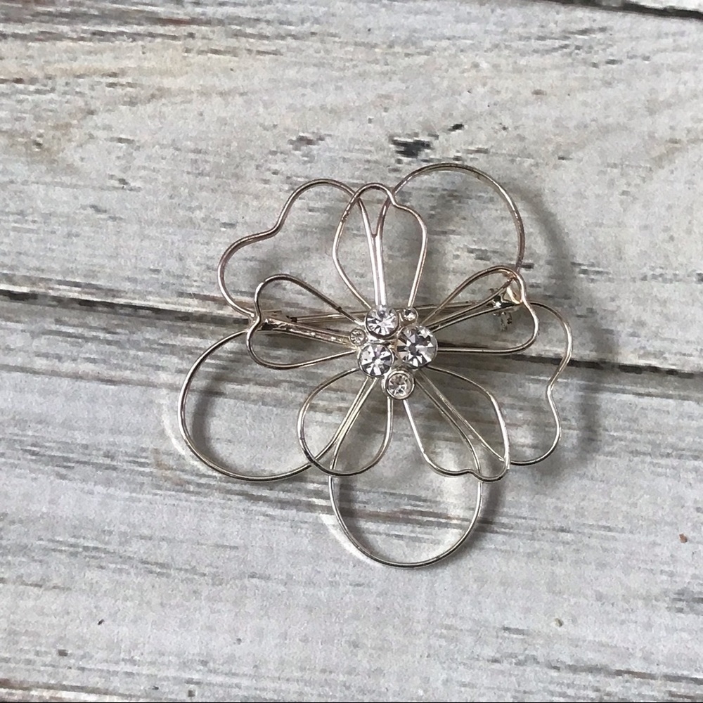 Silver tone wire flower rhinestone brooch